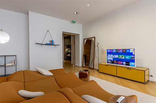 Samsung The Serif dans les magasins Ligne Roset / Cinna