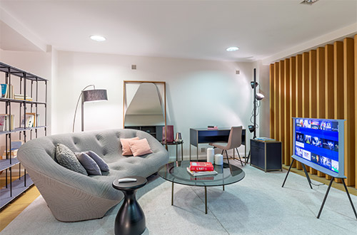 Samsung The Serif dans les magasins Ligne Roset / Cinna