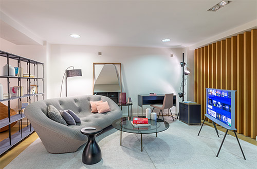 Samsung The Serif dans les magasins Ligne Roset / Cinna