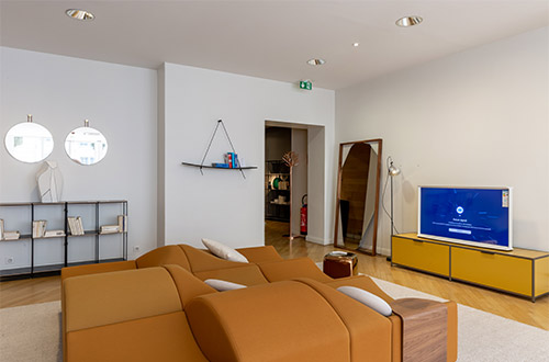 Samsung The Serif dans les magasins Ligne Roset / Cinna