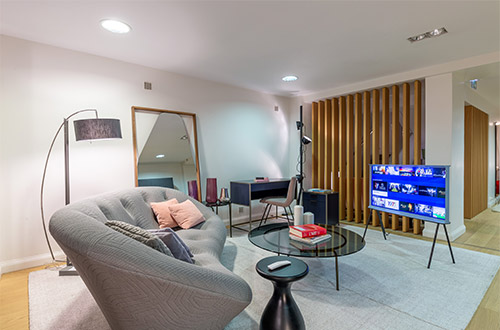 Samsung The Serif dans les magasins Ligne Roset / Cinna