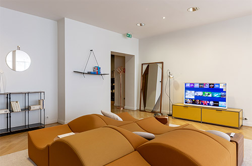 Samsung The Serif dans les magasins Ligne Roset / Cinna