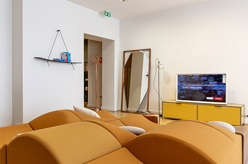 Samsung The Serif dans les magasins Ligne Roset / Cinna