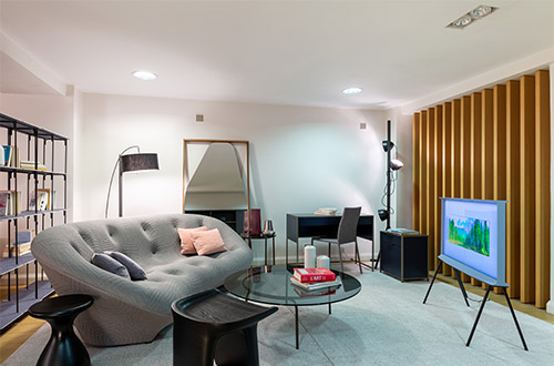 Samsung The Serif dans les magasins Ligne Roset / Cinna