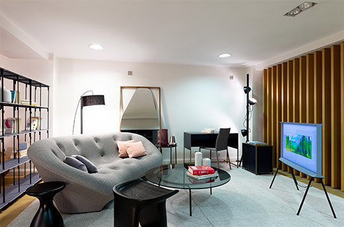 Samsung The Serif dans les magasins Ligne Roset / Cinna