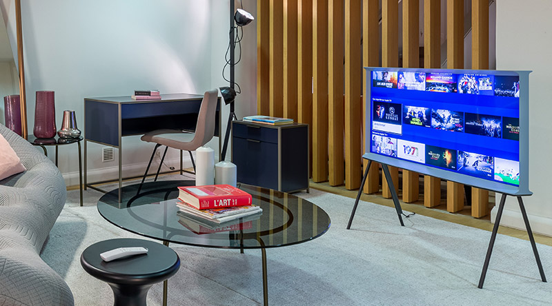 Samsung The Serif dans les magasins Ligne Roset / Cinna